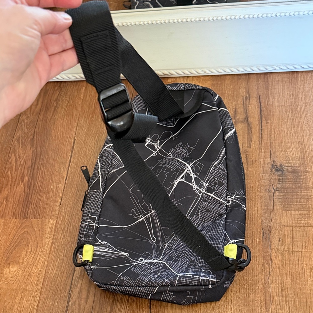 Herschel Supply Company Black and White city sling bag - Picture 6 of 6